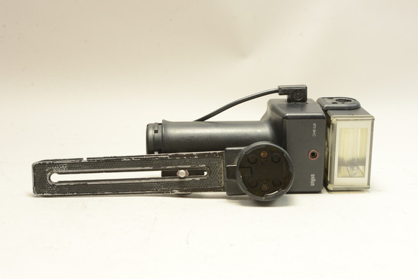 Pre-Owned Braun 370 BVC Flash and mount physical physical physical