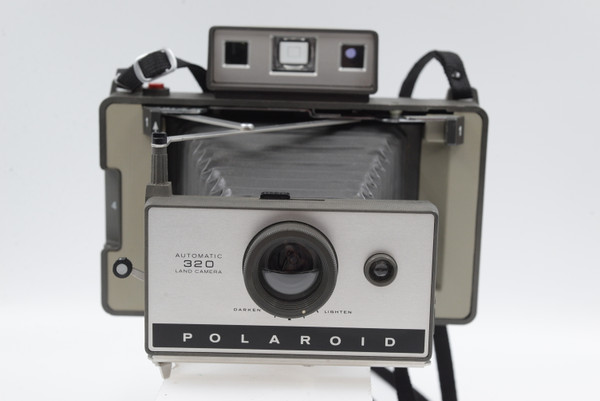 Pre-Owned - Polaroid 320 Land Camera w/case