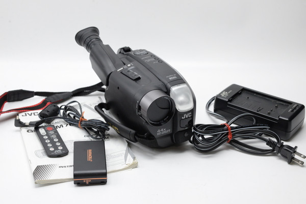 Pre-Owned - JVC Compact VHS Camcorder Model GR-AXM700U 2 Batteries Charger Remote