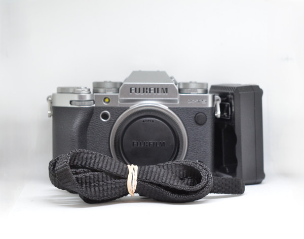 Pre-Owned - Fujifilm X-T5 Mirrorless Digital Camera (Body Only, Silver)