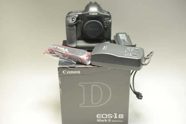 Canon EOS 1D Mark II Canon EOS-1D Mark II N (2005) ⁄ Nikon D2X