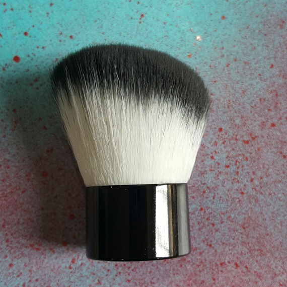 angled kabuki brush