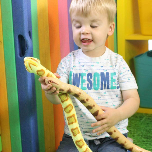 6 multi-sized realistic rubber snake toys for children and nursery schools - child playing view 2