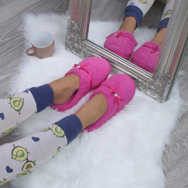 Model wearing Fuchsia Pink Flat Fleece Fluffy Mules Slippers