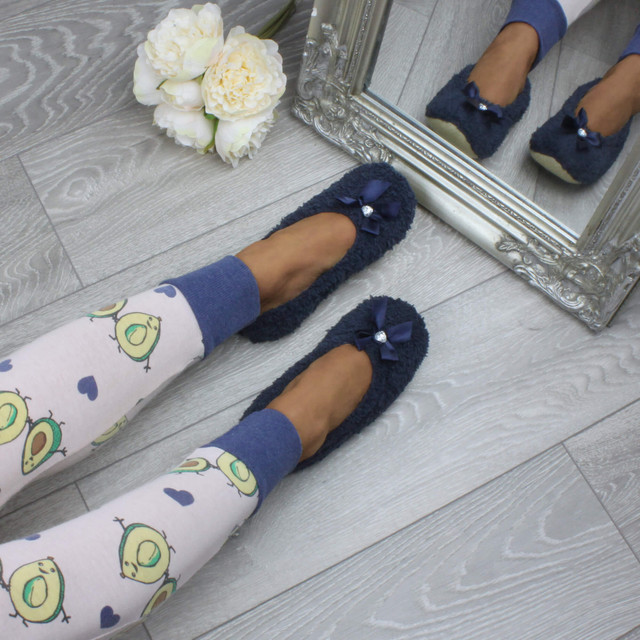 Model wearing Navy Fleece Fluffy Footlets Slippers Socks