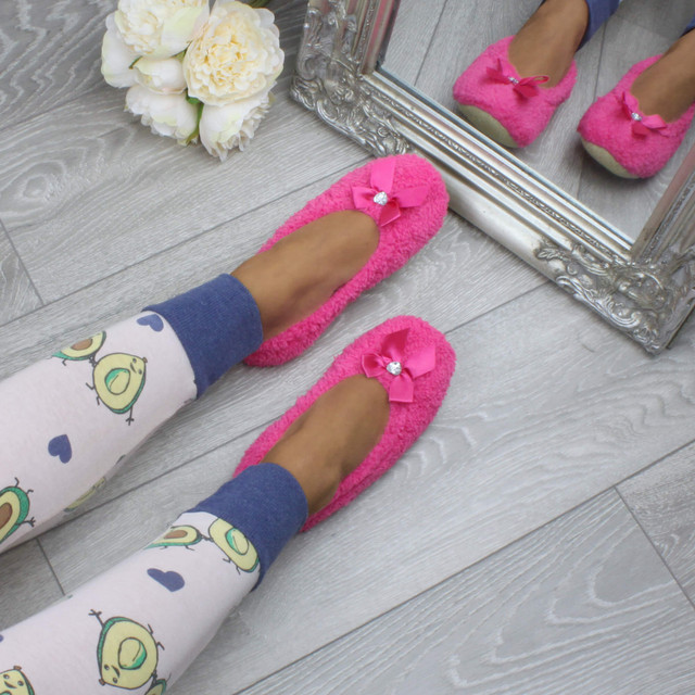 Model wearing Fuchsia Pink Fleece Fluffy Footlets Slippers Socks