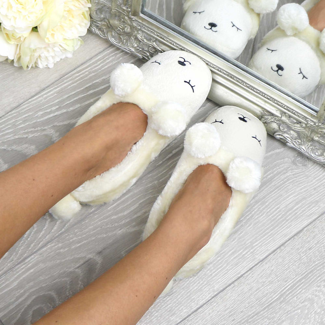 Model wearing Cream Fur Flat Faux Fur Pom Pom Bear Face Slippers