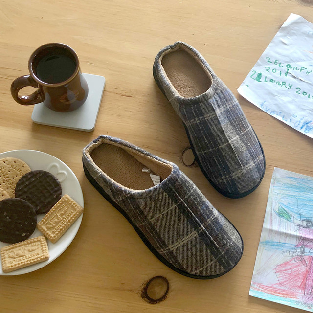 Model wearing Brown Check Fur Lined Winter Slip On Memory Foam Slippers Mukes Indoor Shoes