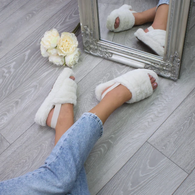 Model wearing Beige Fur Faux Fur Elasticated Strap Peep Toe Slippers Slides