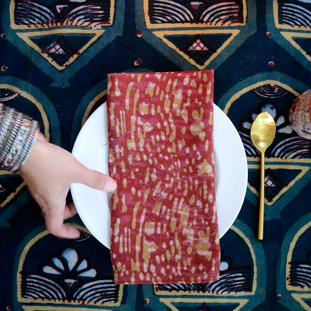 should you match napkins with tablecloth