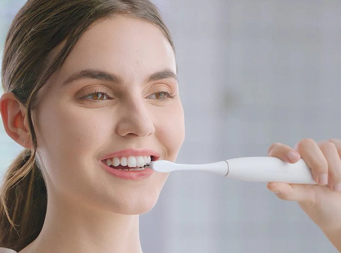 ​Phương pháp vệ sinh răng miệng tốt nhất hiện nay: Máy tăm nước hay bàn chải điện Sonicare?