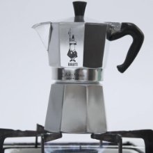 Nấu cà phê với ấm cà phê Bialetti Moka Express