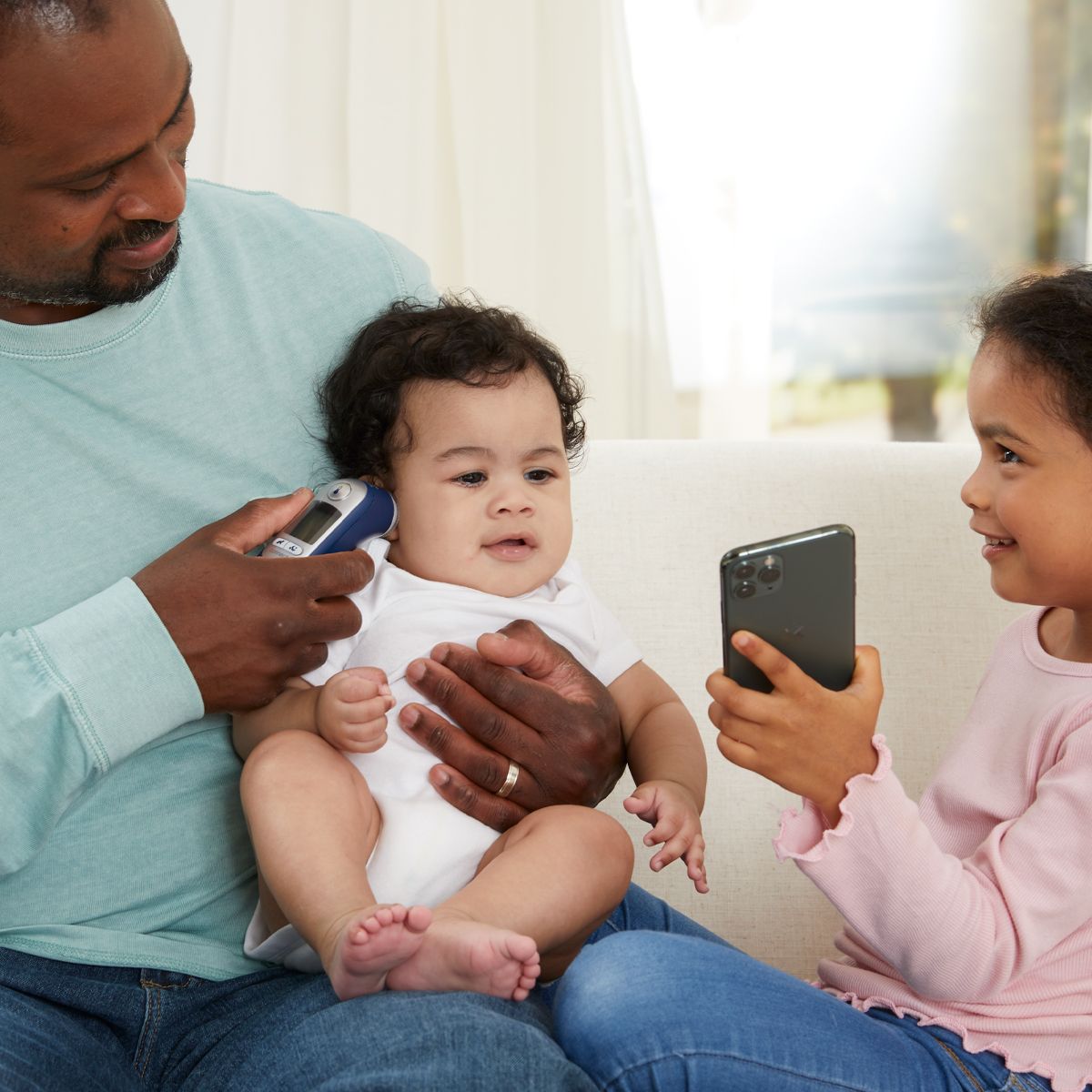 irt6575-0631-dad-girl-livingroom.jpg