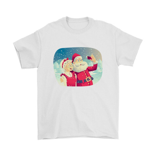 Santa Claus And Mrs Claus Taking A Photo Together Man's T-Shirt Tee
