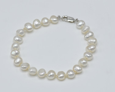 Hand knotted freshwater pearl bracelet