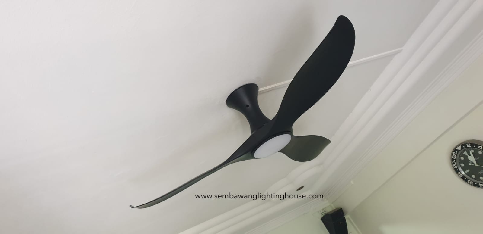 efenz-hugger-ceiling-fan-with-light-black-sembawang-lighting-house-04.jpg