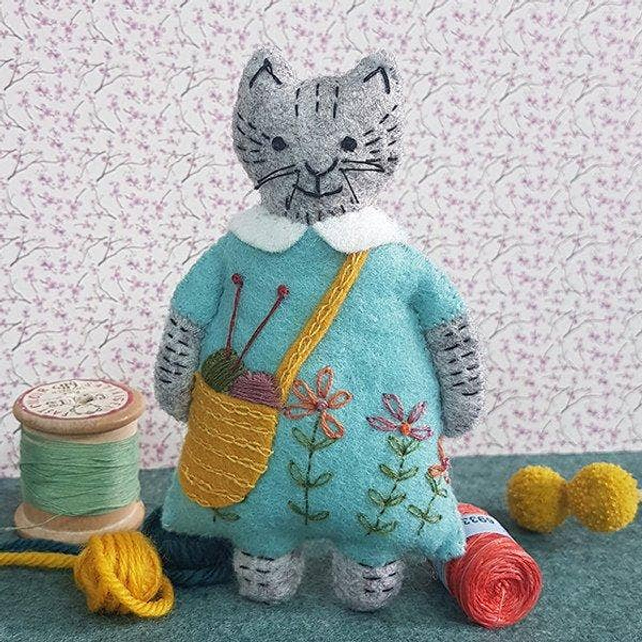 Corinne Lapierre Felt Craft Kit - Mrs Cat Loves Knitting