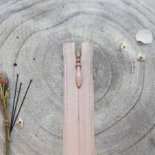 Atelier Brunette - Zipper - Blush 40 cm (15.7") - Invisible Atelier Brunette - Zipper - Blush 40 cm (15.7") - Invisible