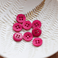 Lise Tailor - Daisy Button in Fuchsia (10 mm) Lise Tailor - Daisy Button in Fuchsia (10 mm)