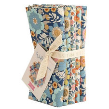 Tilda: Wallflower - FQ Bundle in Burgundy Blue (5 pcs) Tilda: Wallflower - FQ Bundle in Burgundy Blue (5 pcs)