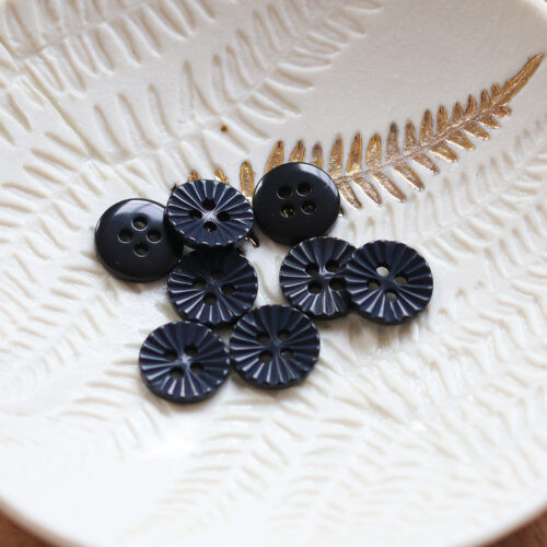 Lise Tailor - Daisy Button in Black (10 mm)