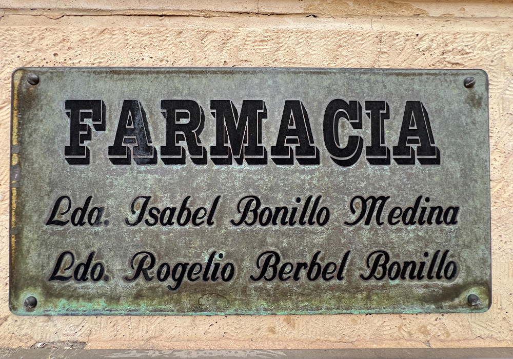 Placa de la Farmacia Bonillo en ibi, alicante