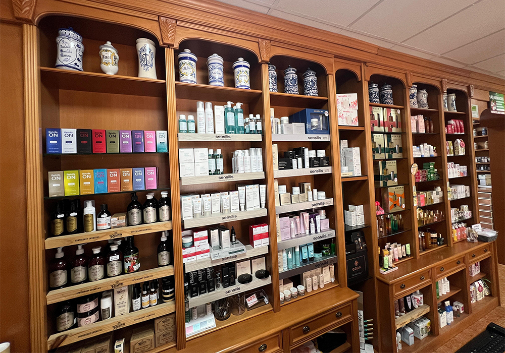 Estantería de productos de la Farmacia Bonillo en ibi, alicante
