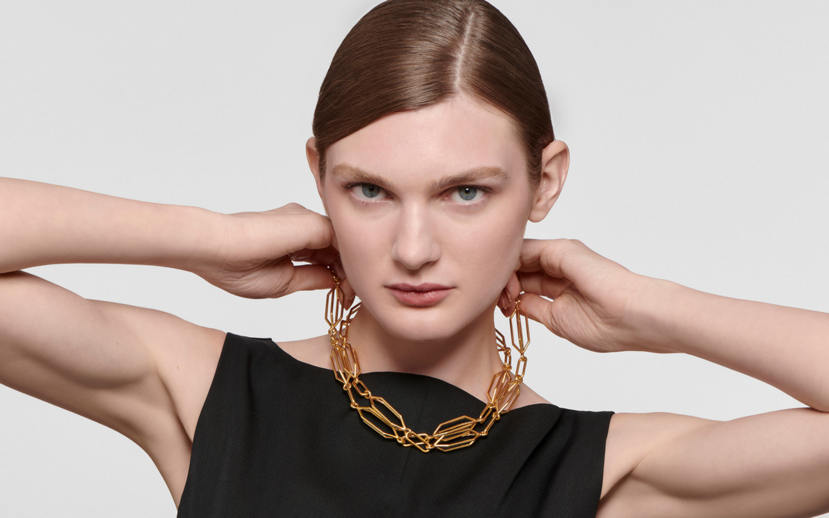 Model wearing 22 karat gold necklace for women