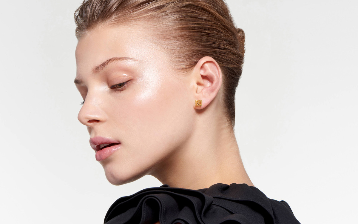 22 karat gold stud earrings with geometric cages in satin finish on stunning model