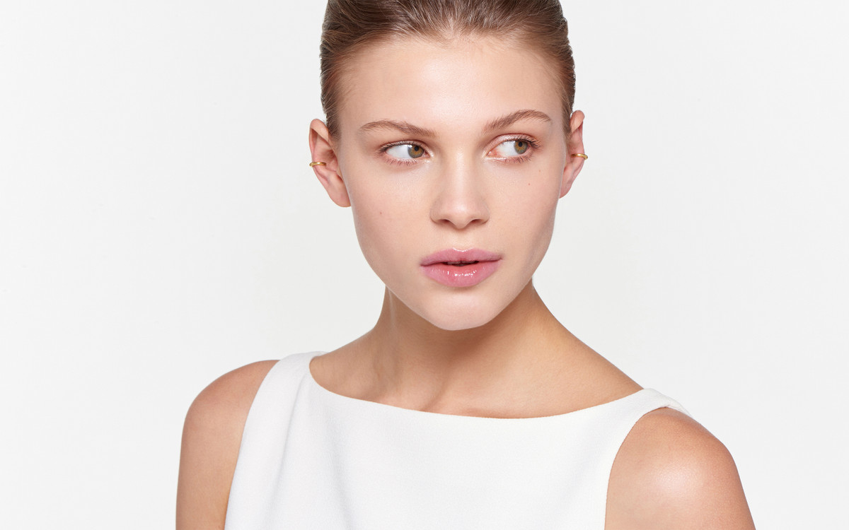 Woman model wearing 22 karat gold earring