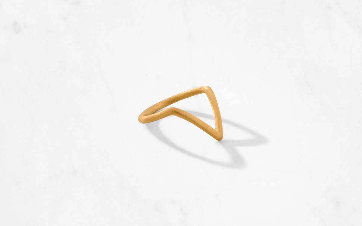 pointed 22 karat gold ring in satin finish