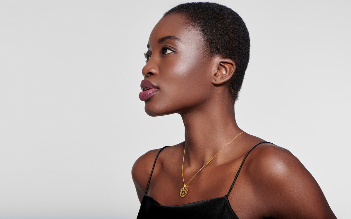 Woman model wearing 22 karat gold necklace 