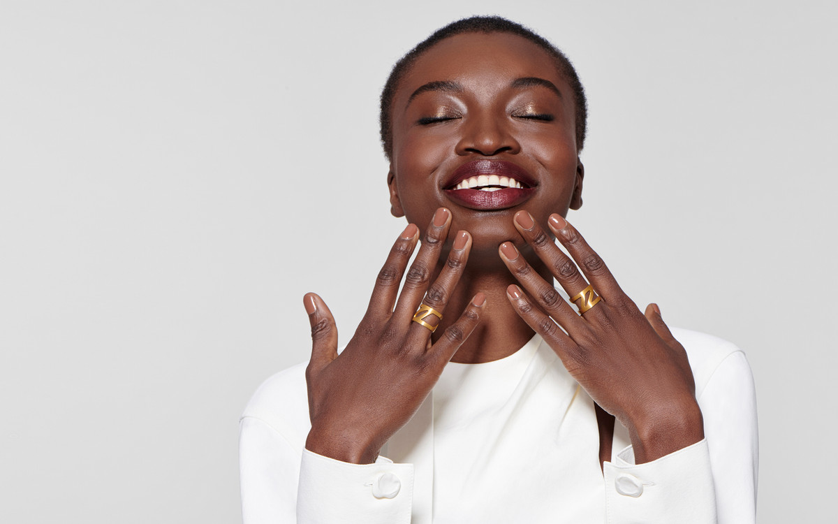 Woman model wearing 22 karat gold ring
