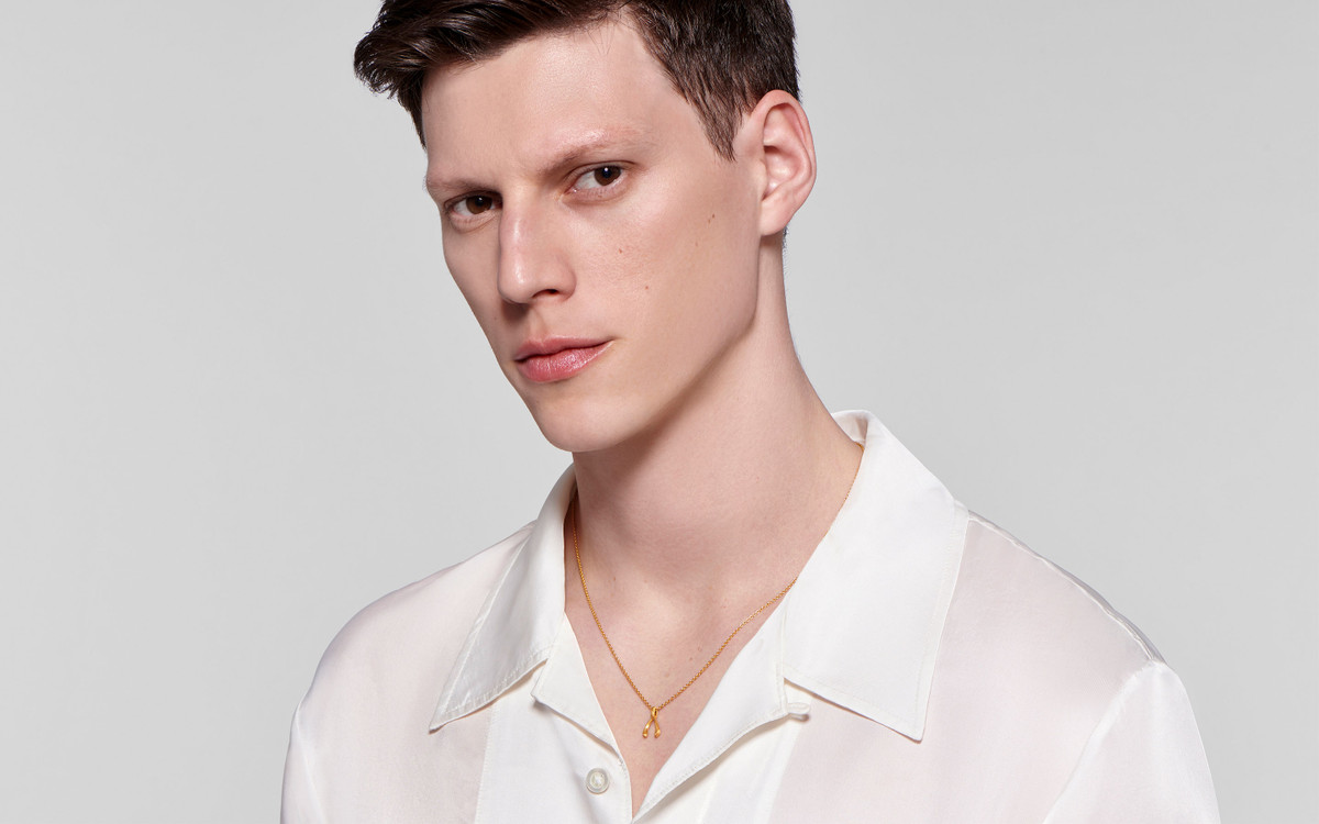 Male model wearing 22 karat gold necklace 