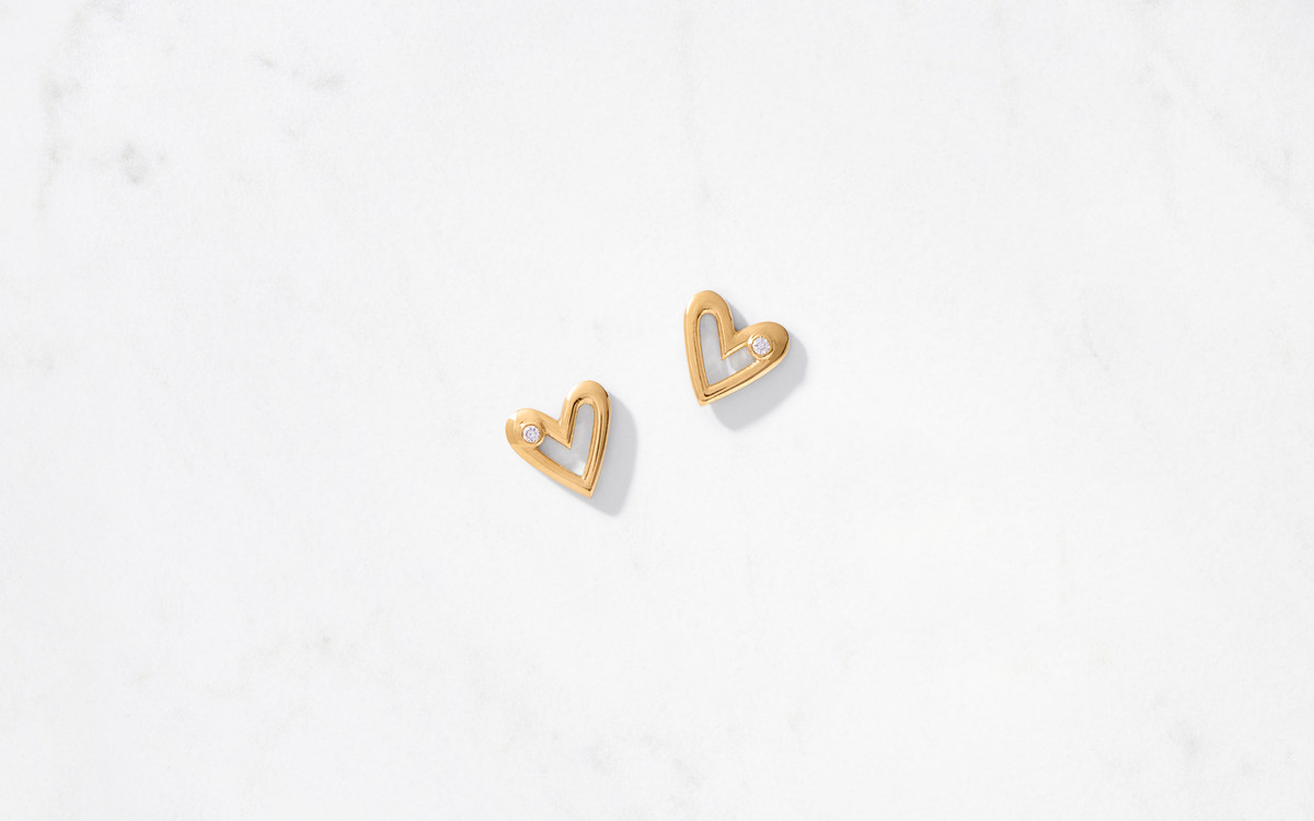 delicate stud earrings in heart shape made of 22 karat gold
