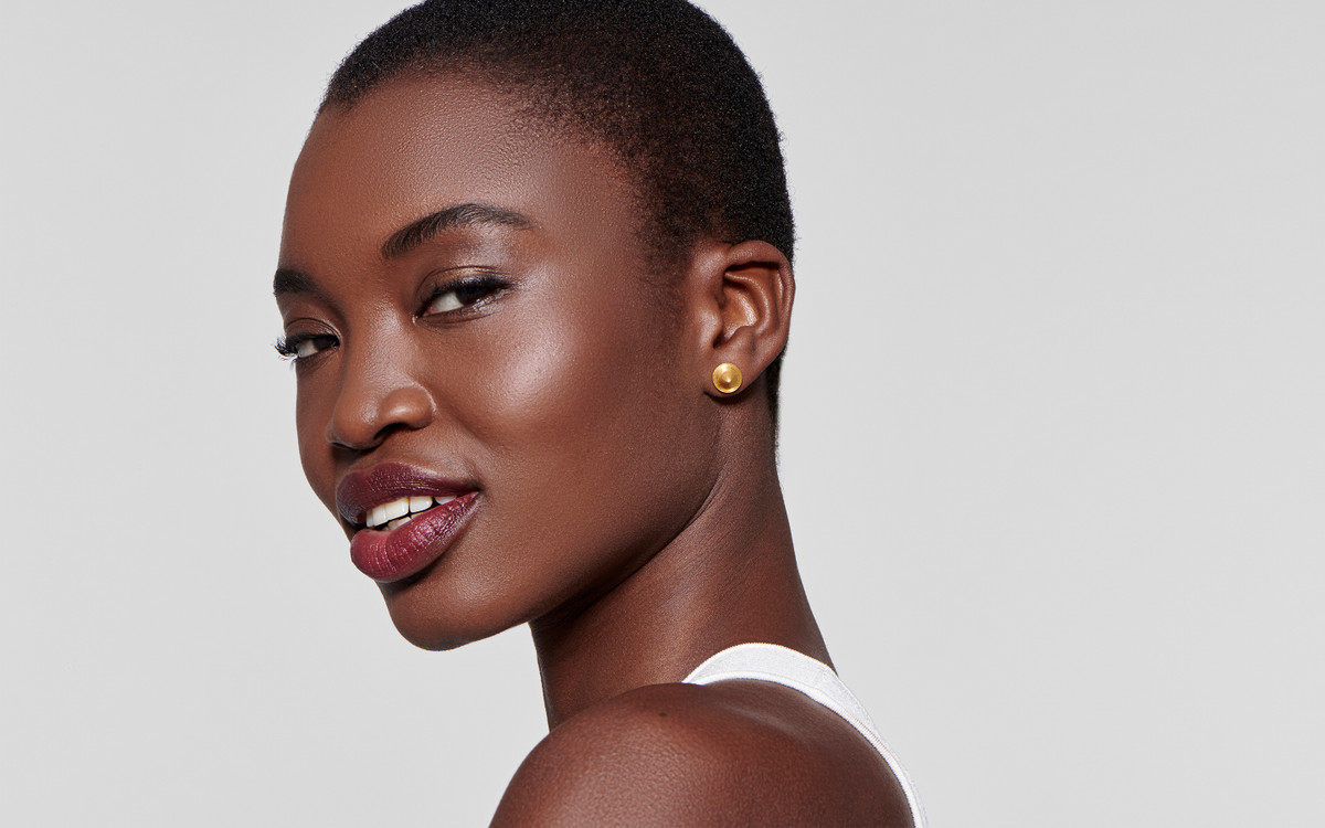 Woman model wearing 18 karat gold earring