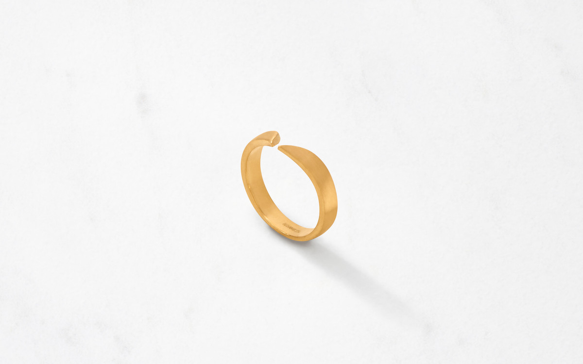 Praying Mantis Ring Narrow / Satin 22k Gold - AUVERE