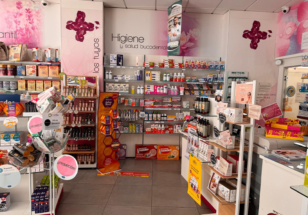 Interior de la Farmacia Conde Duque en Olivares, Sevilla