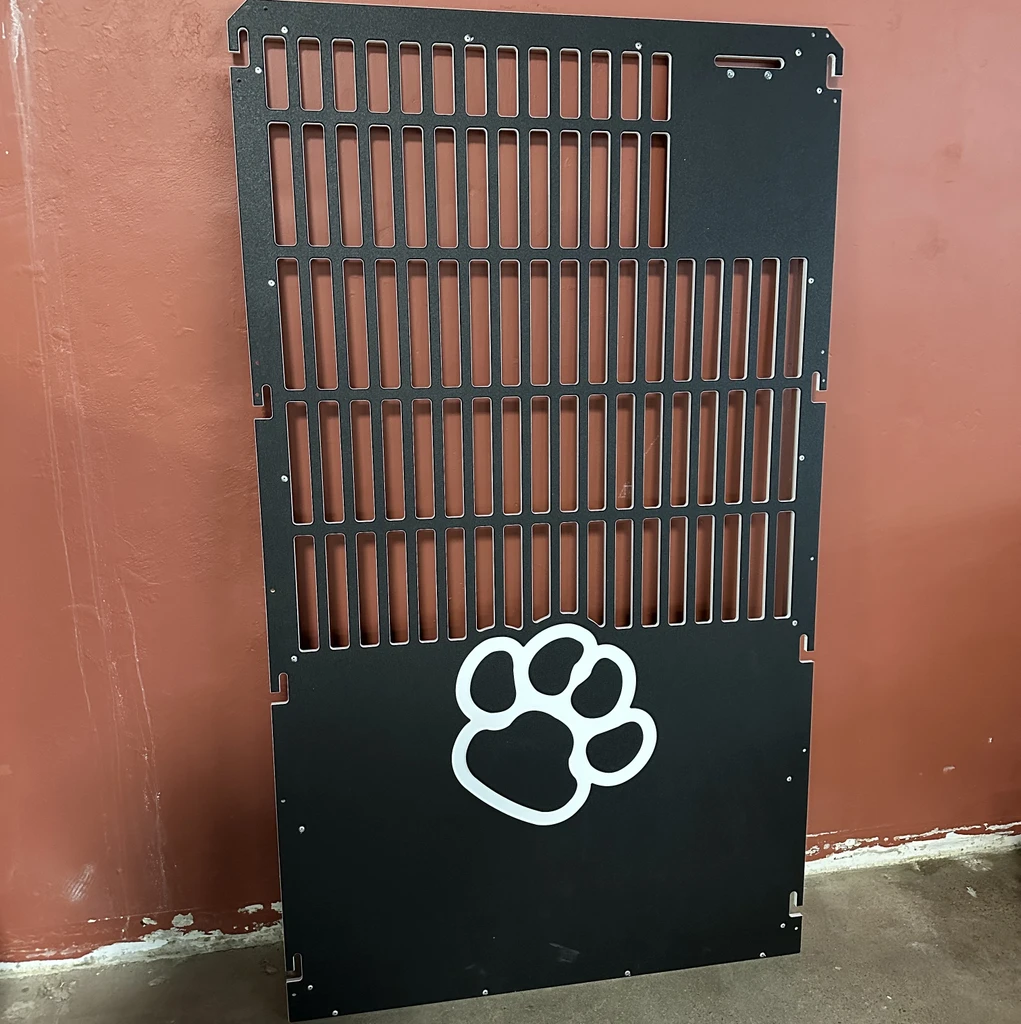 Standard 4ft wide, black kennel gate. This gate has some slight cosmetic damage where the frame attaches to the gate. 