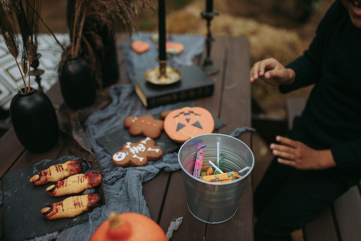 Pro Tips for Hosting a Successful Halloween Party Thrifty White