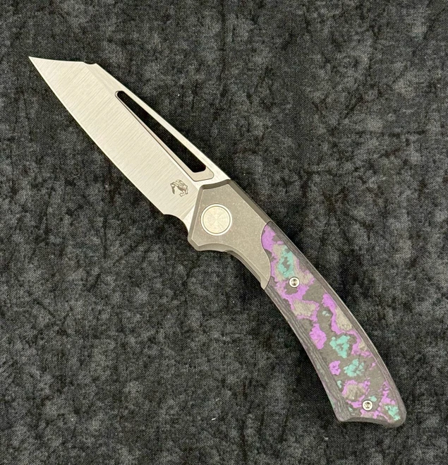 Gecko Customz Pictus Reg V2 Folding Knife Blackwashed Titanium & Jazzy Camo Carbon Handle Satin S90V Blade
