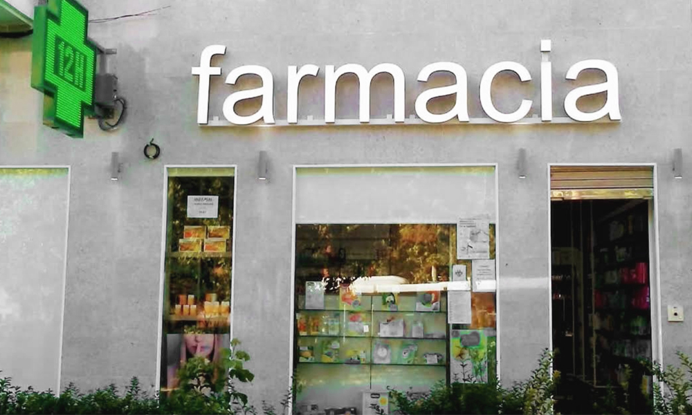 Fachada de la farmacia Ana Oliver en Madrid