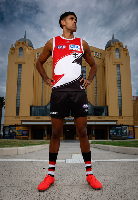 2026 NB Retro S Guernsey - Adults