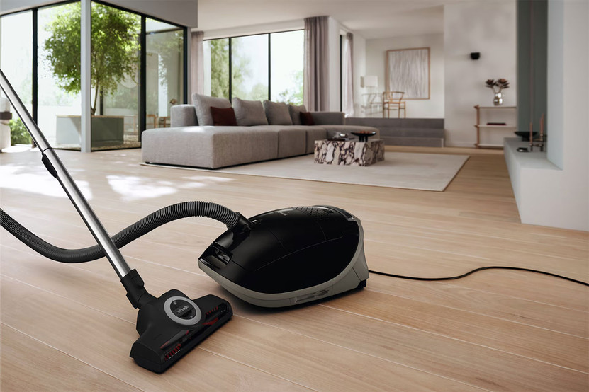 Miele Guard M1 Cat and Dog Canister Vacuum in Obsidian Black