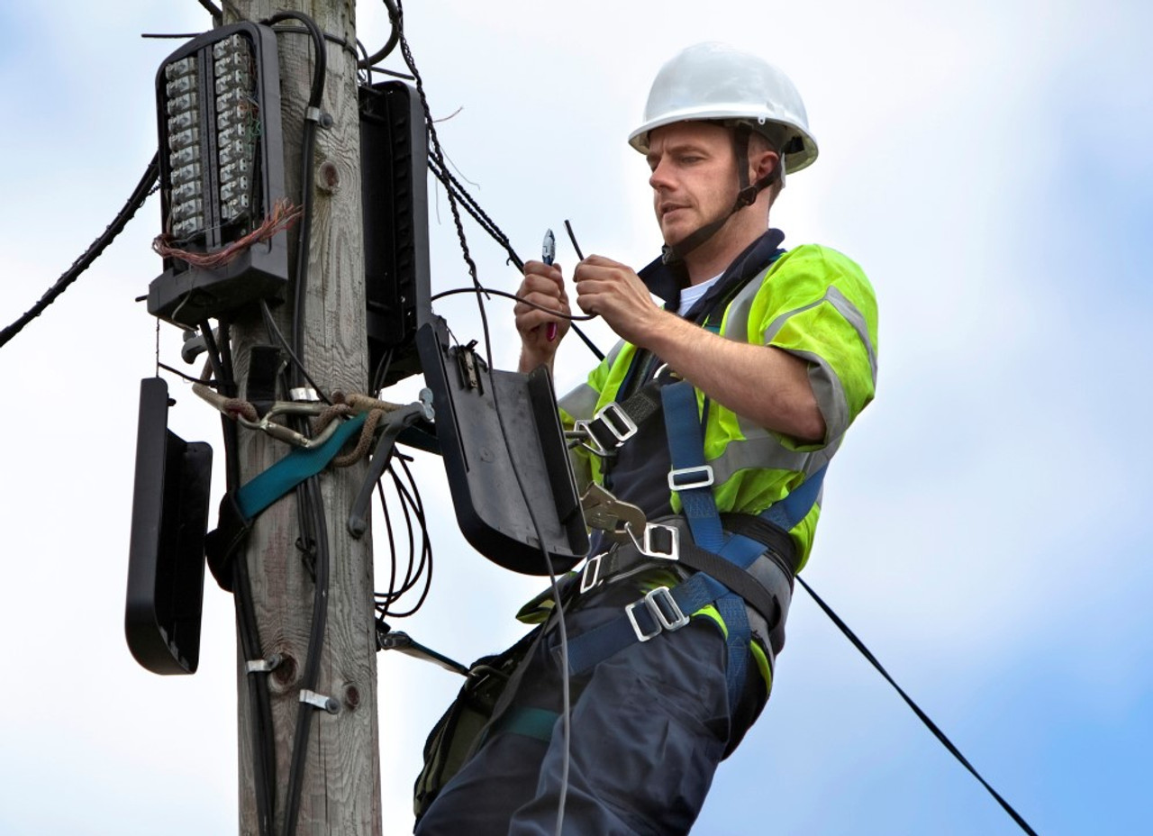 Diagonal Cutting Plier, Heavy Duty,  Hot-Riveted,  Tapered Nose, 7.65 in Lg, Dipped Grip, 4.8 in Lg Handle, Plastic Handle, Red , 5/8 in, Short Jaw