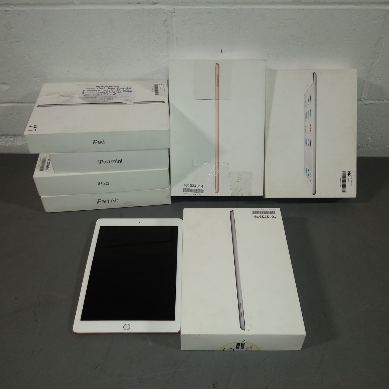 14 Units of Apple Tablets - MSRP 7100$ - Salvage (Lot # 558608)