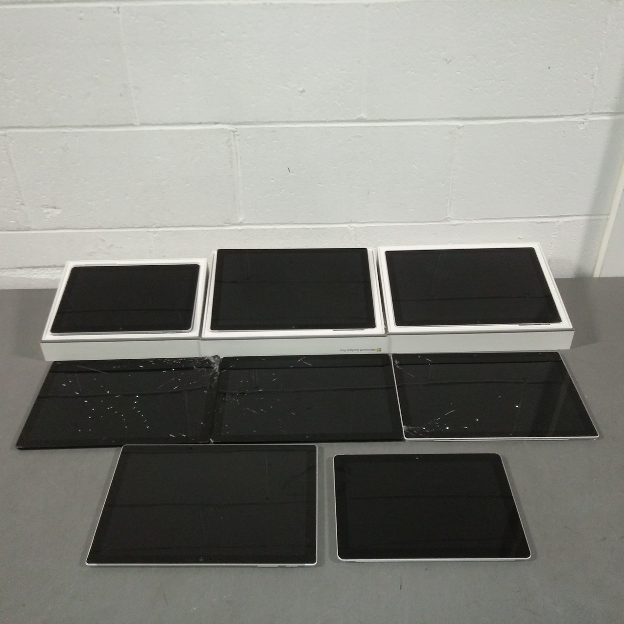 8 Units of High Value Microsoft Tablets - MSRP 8699$ - Salvage (Lot # 562110)