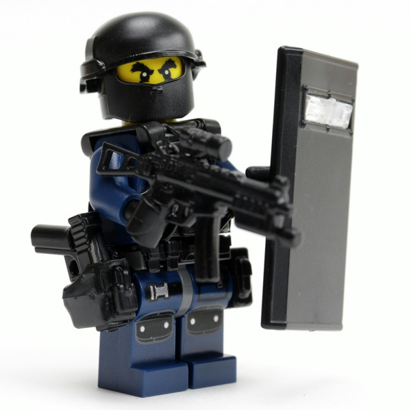 LAPD SWAT Officer - Shieldman w/ MP10