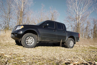Rough Country - 2.5 Inch Leveling Kit - Red Spacers - Nissan Frontier (05-25)/Xterra (05-15)