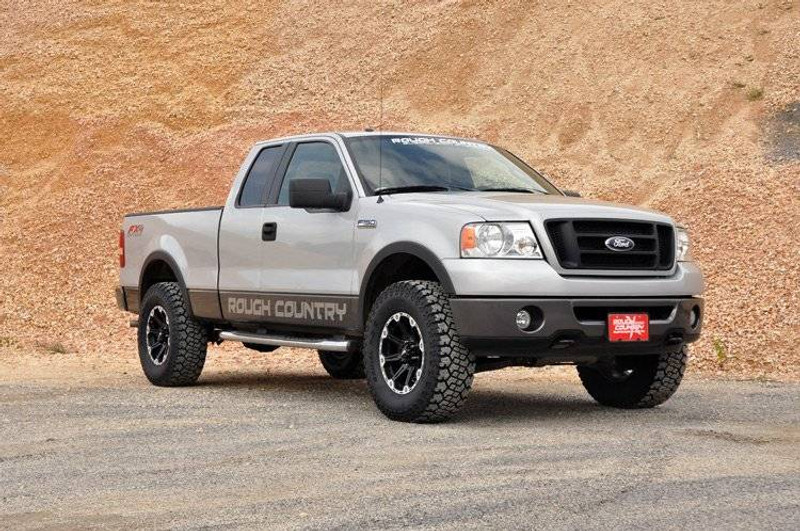 Rough Country 2.5in Ford Leveling Lift Kit w/ V2 Shocks (04-08 F-150) 57070